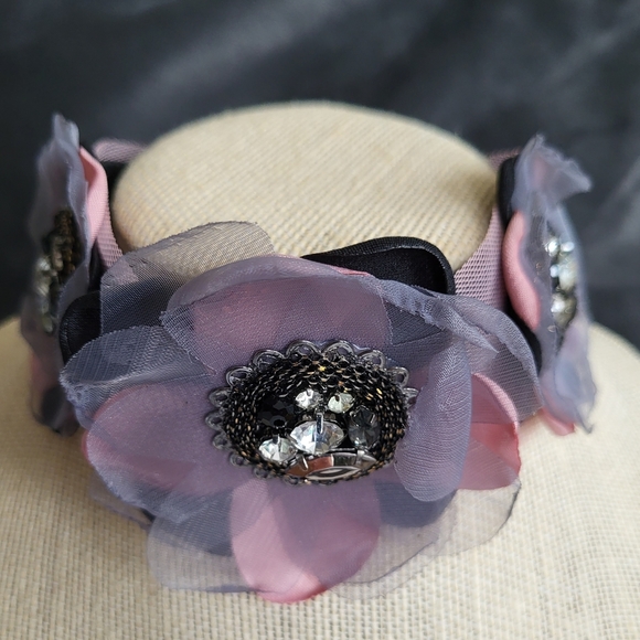 Aldo chocker Choari-55 with pink/grey beaded flowers and gun metal closure. - Picture 3 of 5
